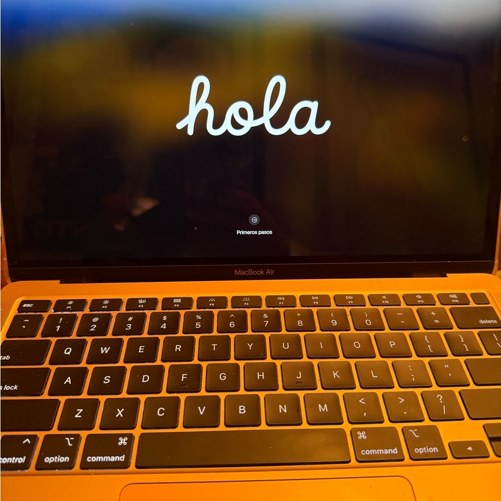 Apple MacBook Air - Gold - Picture 3 of 9